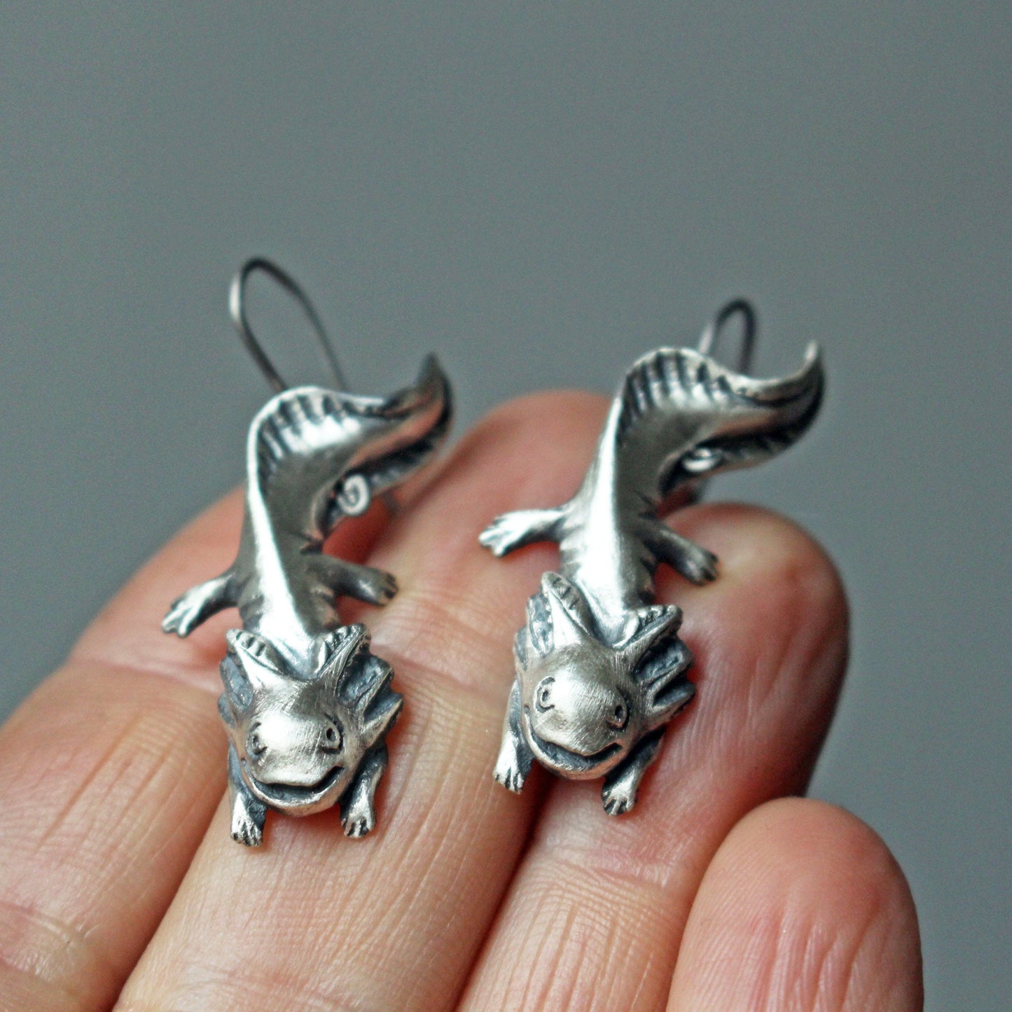 axolot örhängen skulpterade i sterling silver med titan krokar