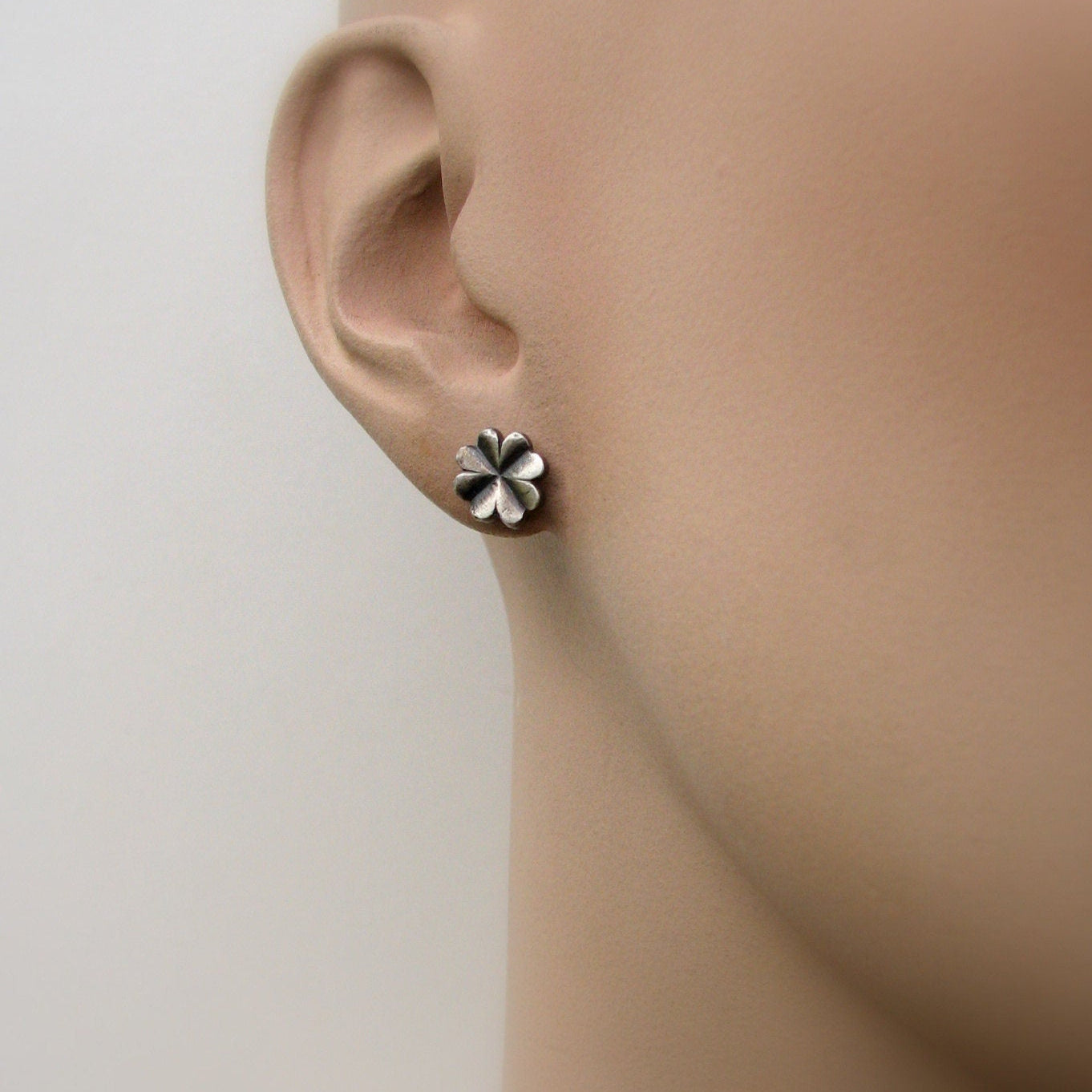 finsilver fyrklöverörhängen på modell