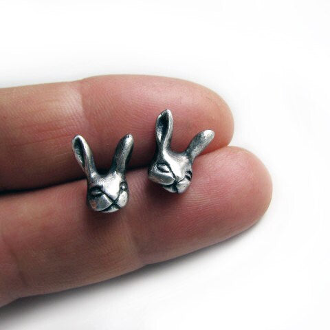 örhängen i silver med titan stift med små skulpterade harar