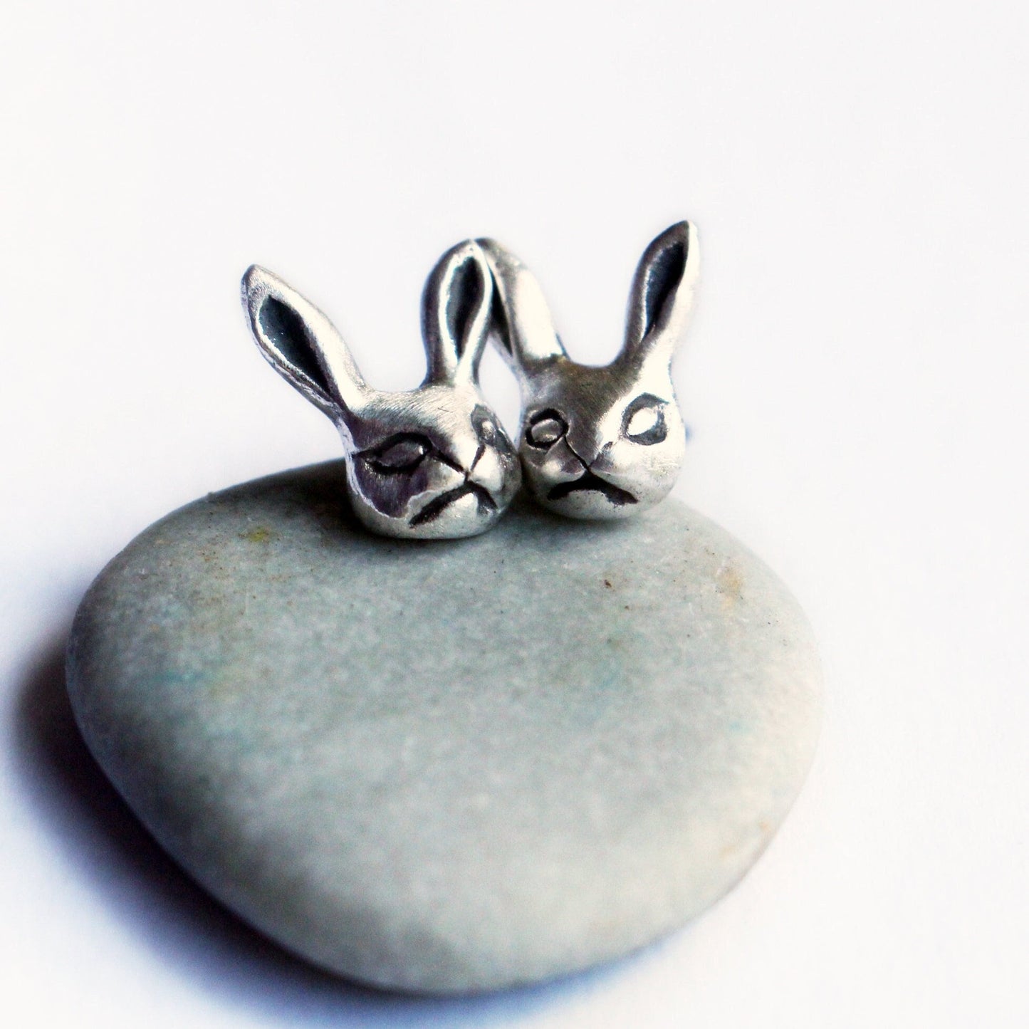 kaninörhängen i silver och titan