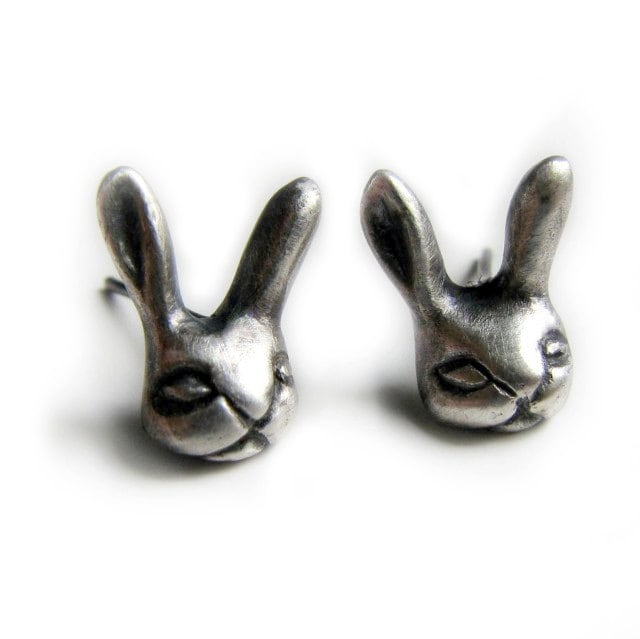 örhängen i silver med titan stift med små skulpterade kaninhuvuden