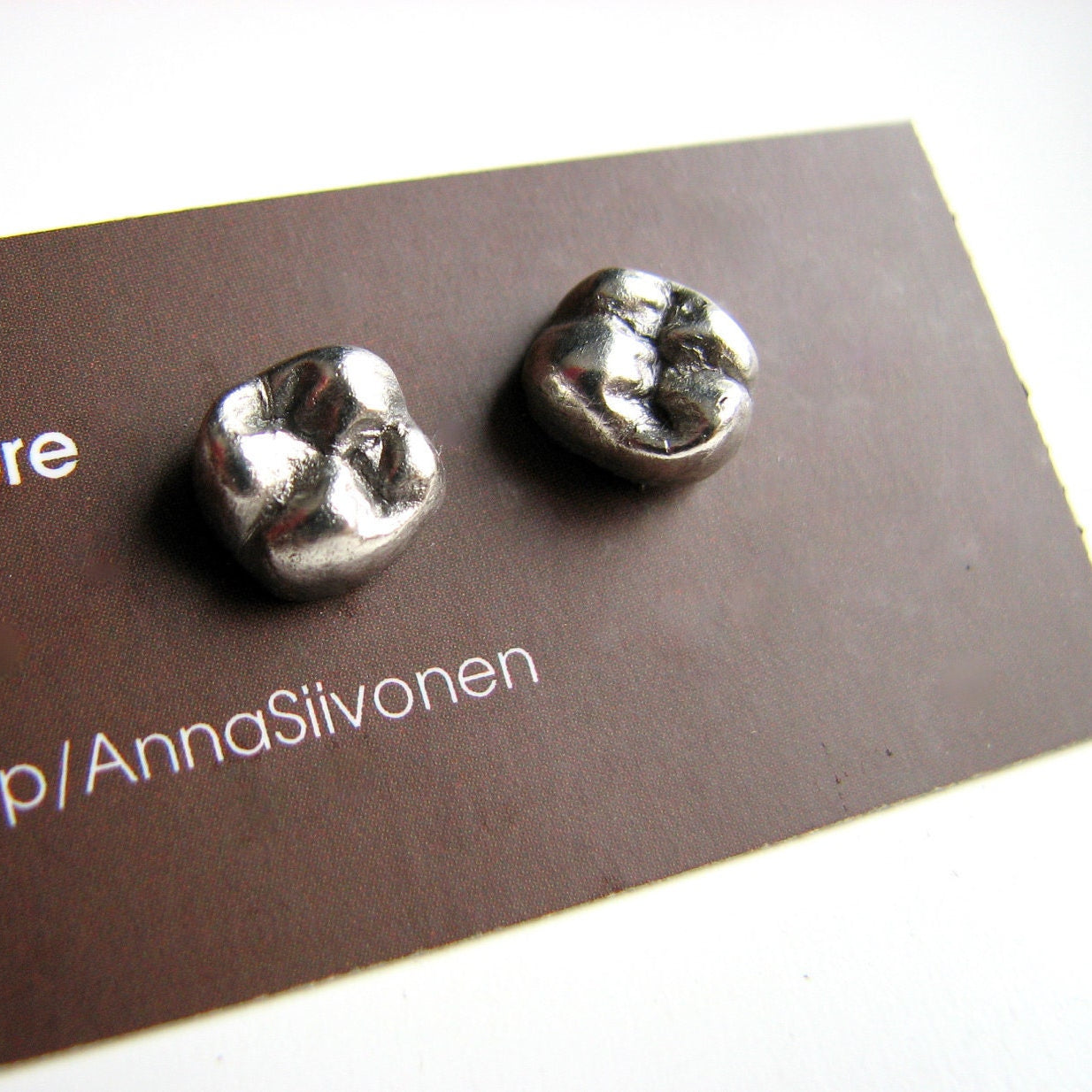 titanörhängen med silvertänder