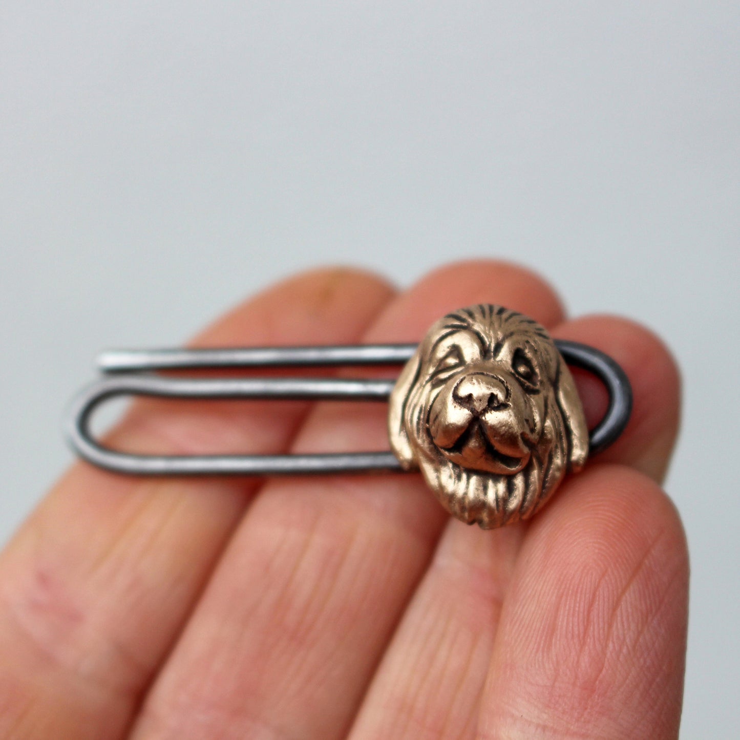 slipsklämma med hundporteätt skulptera i brons