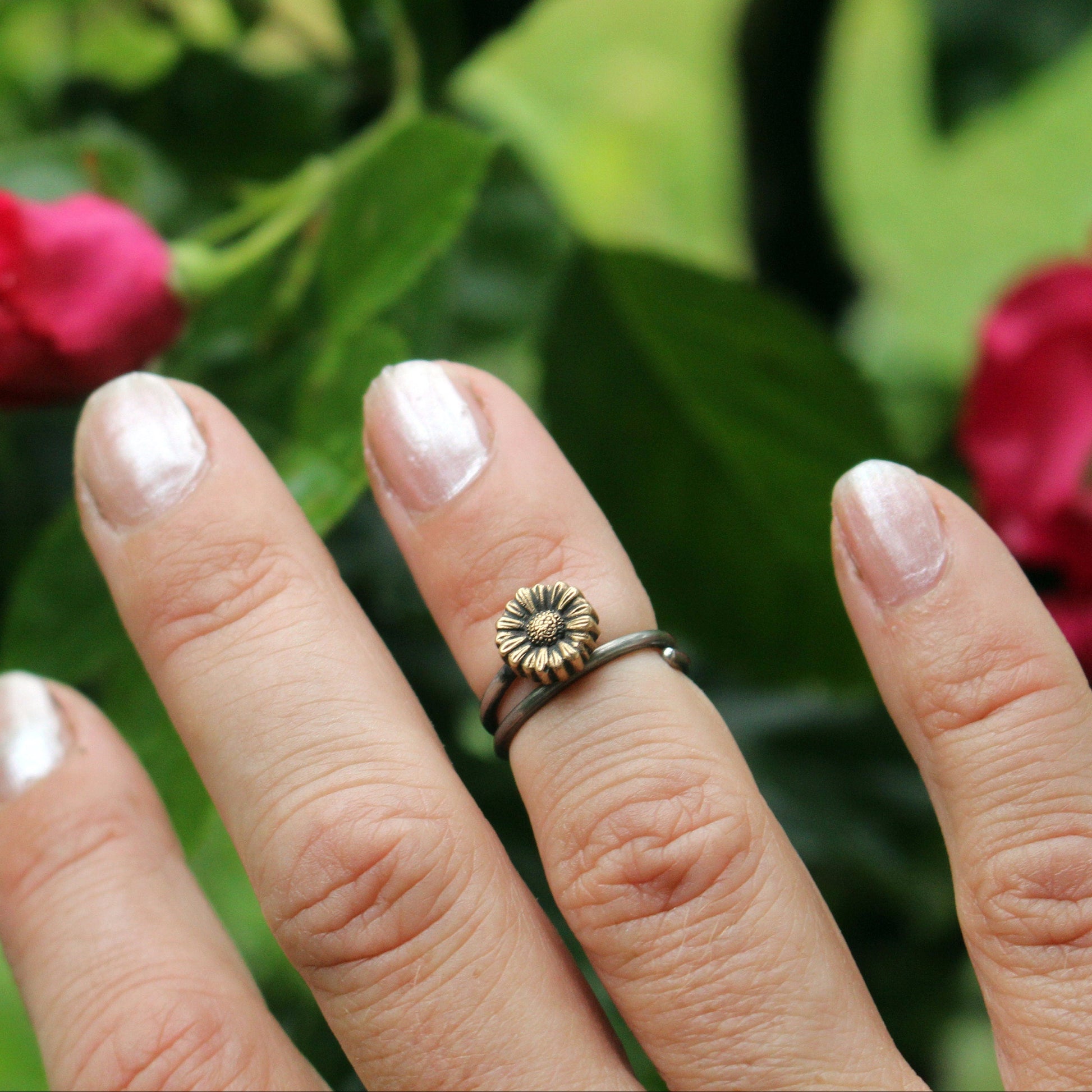 justerbar ring med en solros, handgjord i brons och rostfritt stål