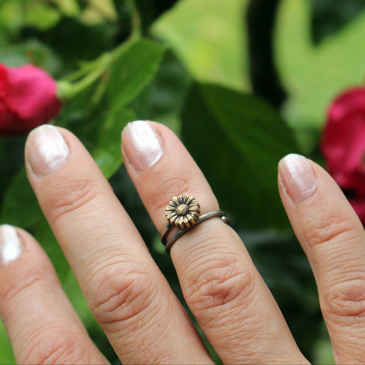 justerbar ring med en solros, handgjord i brons och rostfritt stål