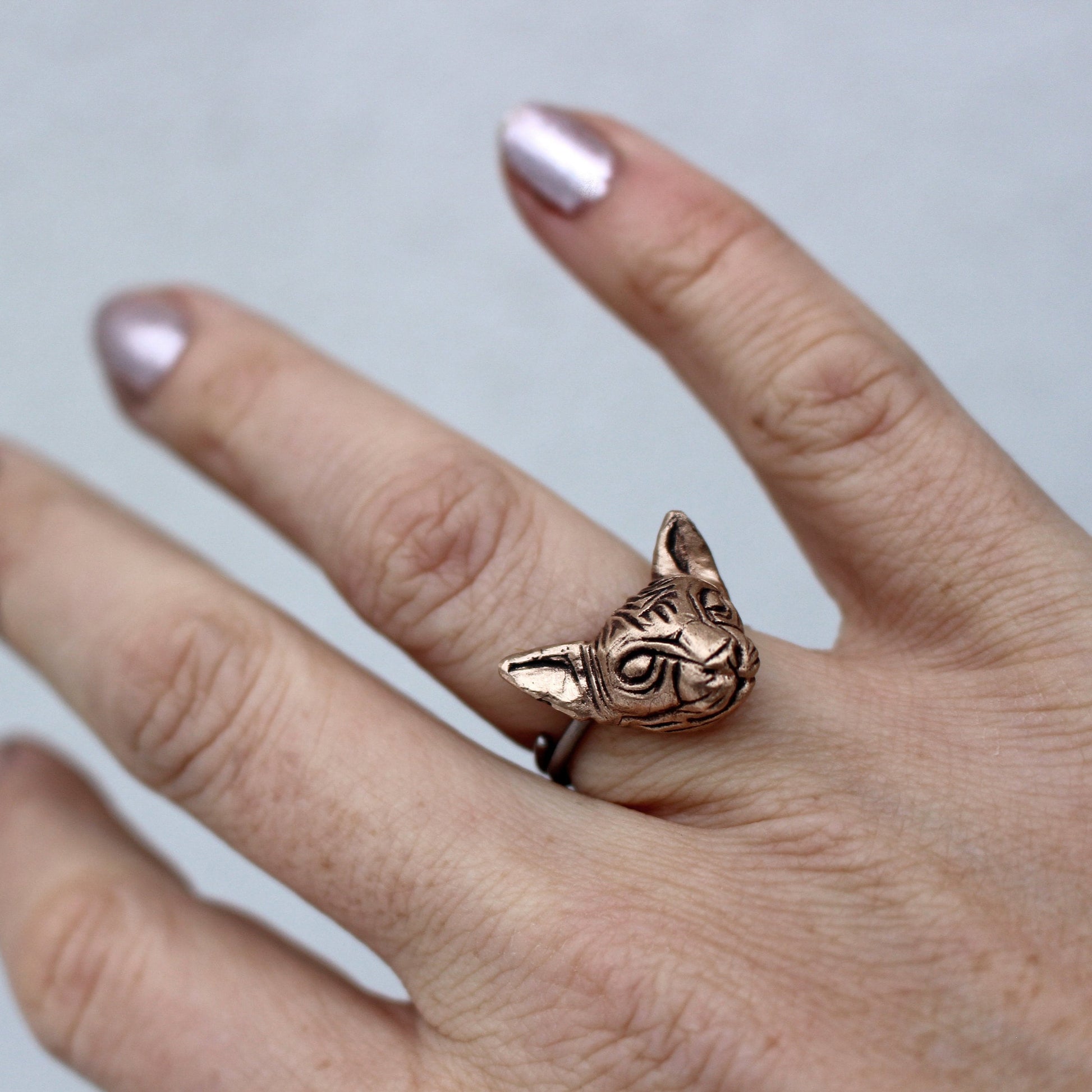 fingerring med sphynx katt huvud skulpterad i brons