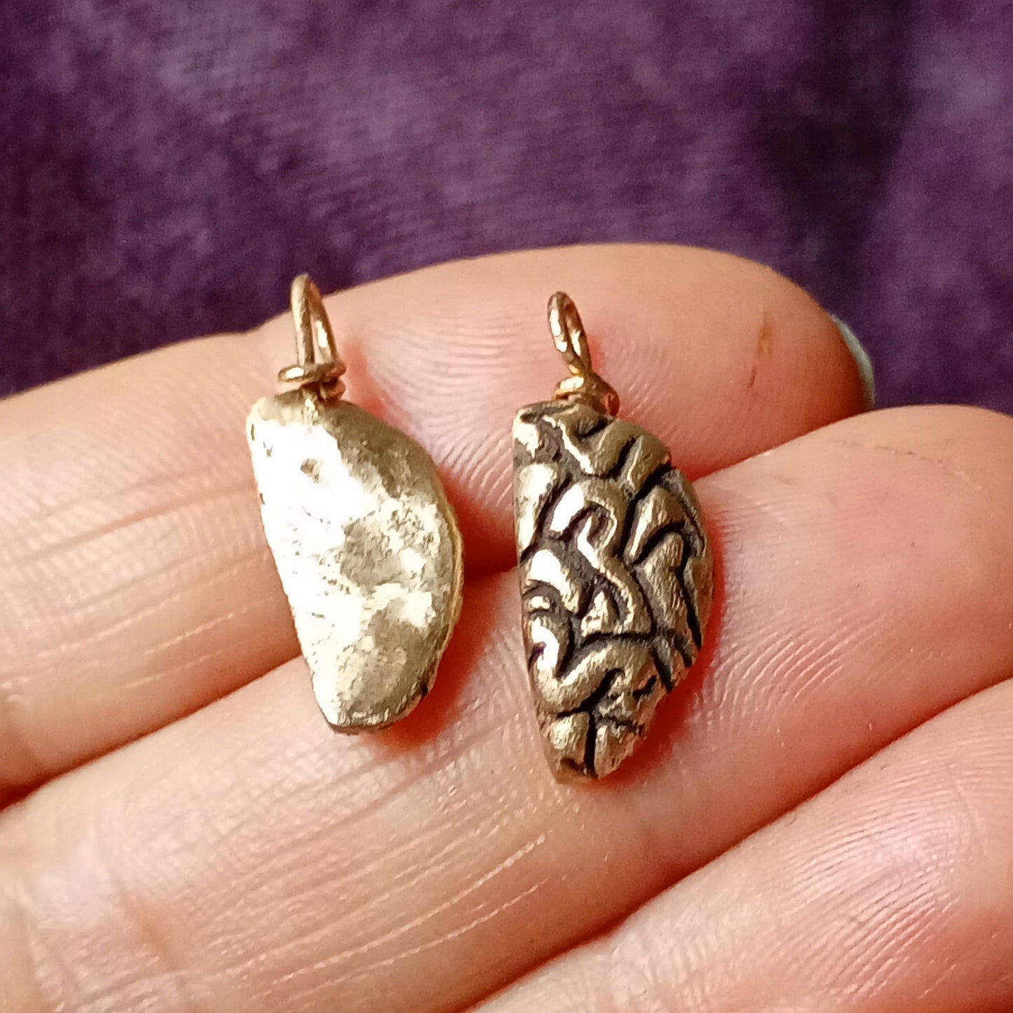 vänskaps halsband med en hjärna som är delad i två halvor till hängen som man kan dela med en god vän