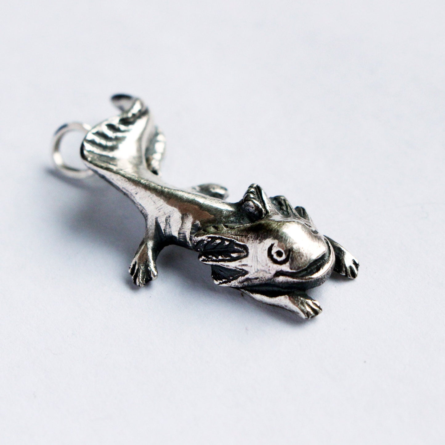 leende axolotl halsband skulpterad i sterling silver