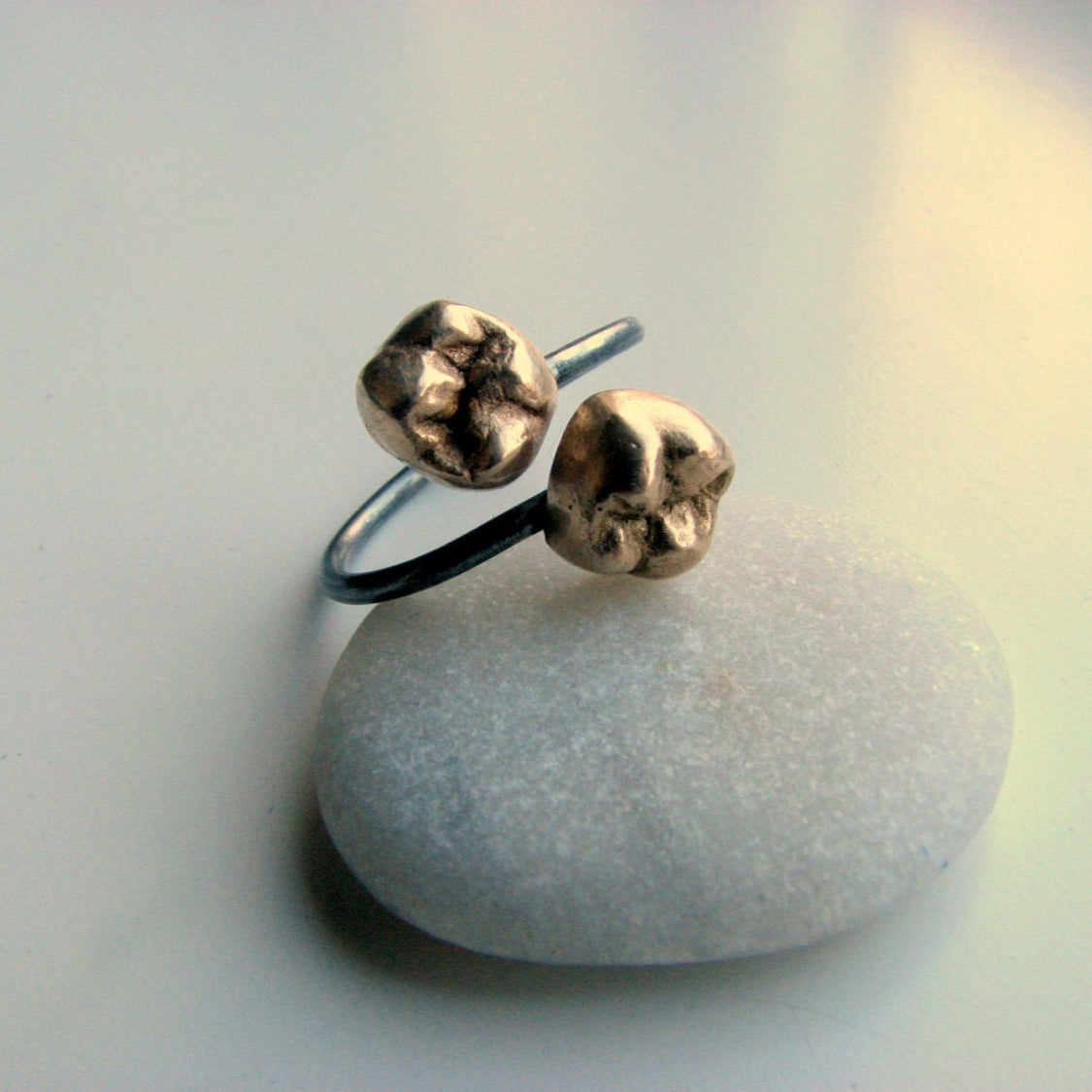 fingerring i brons och stål med två bronständer