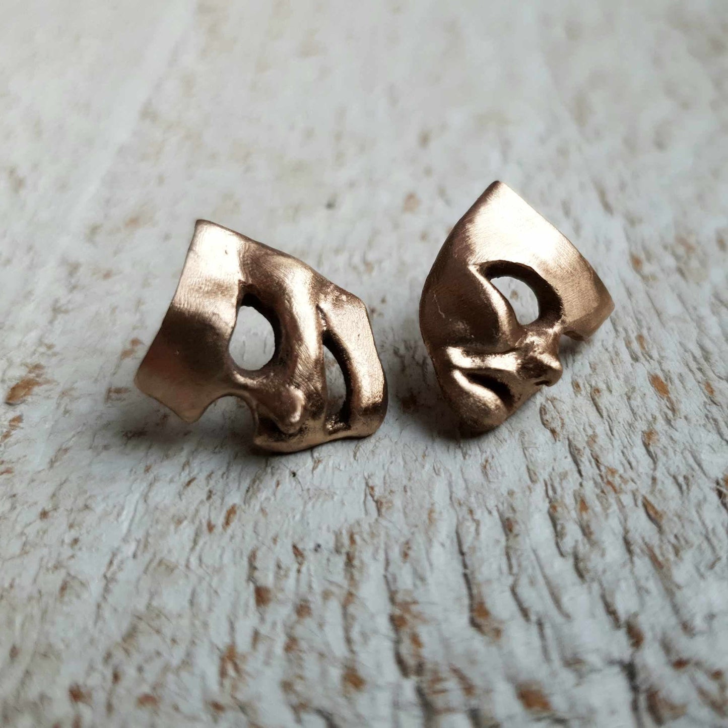 teater mask örhängen skulpterade i brons