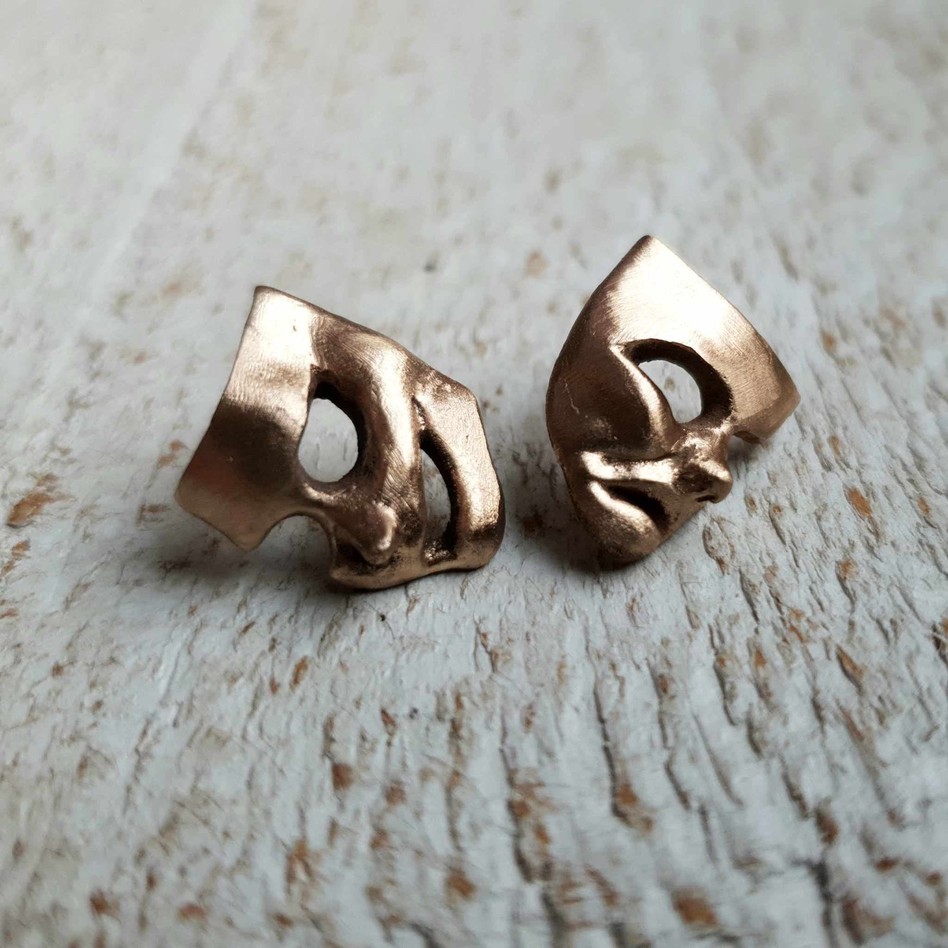 teater mask örhängen skulpterade i brons