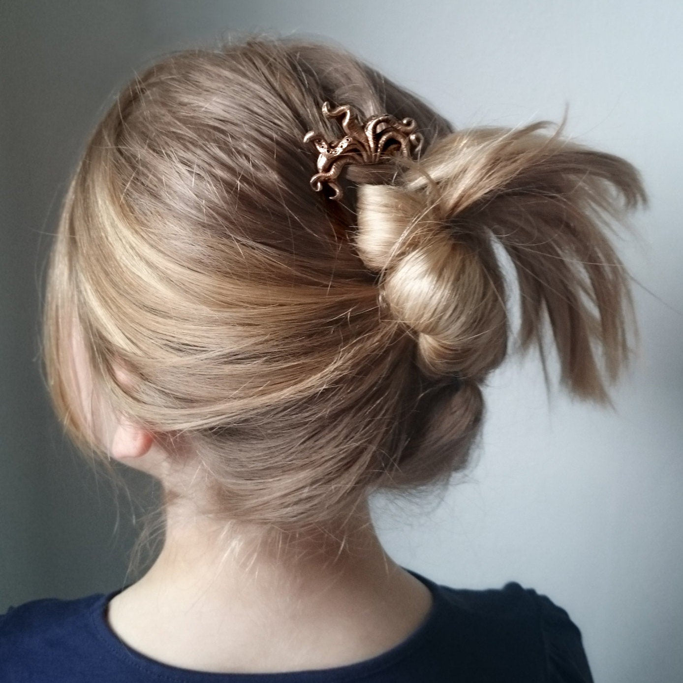 hårsticka med tentakler skulpterad i brons