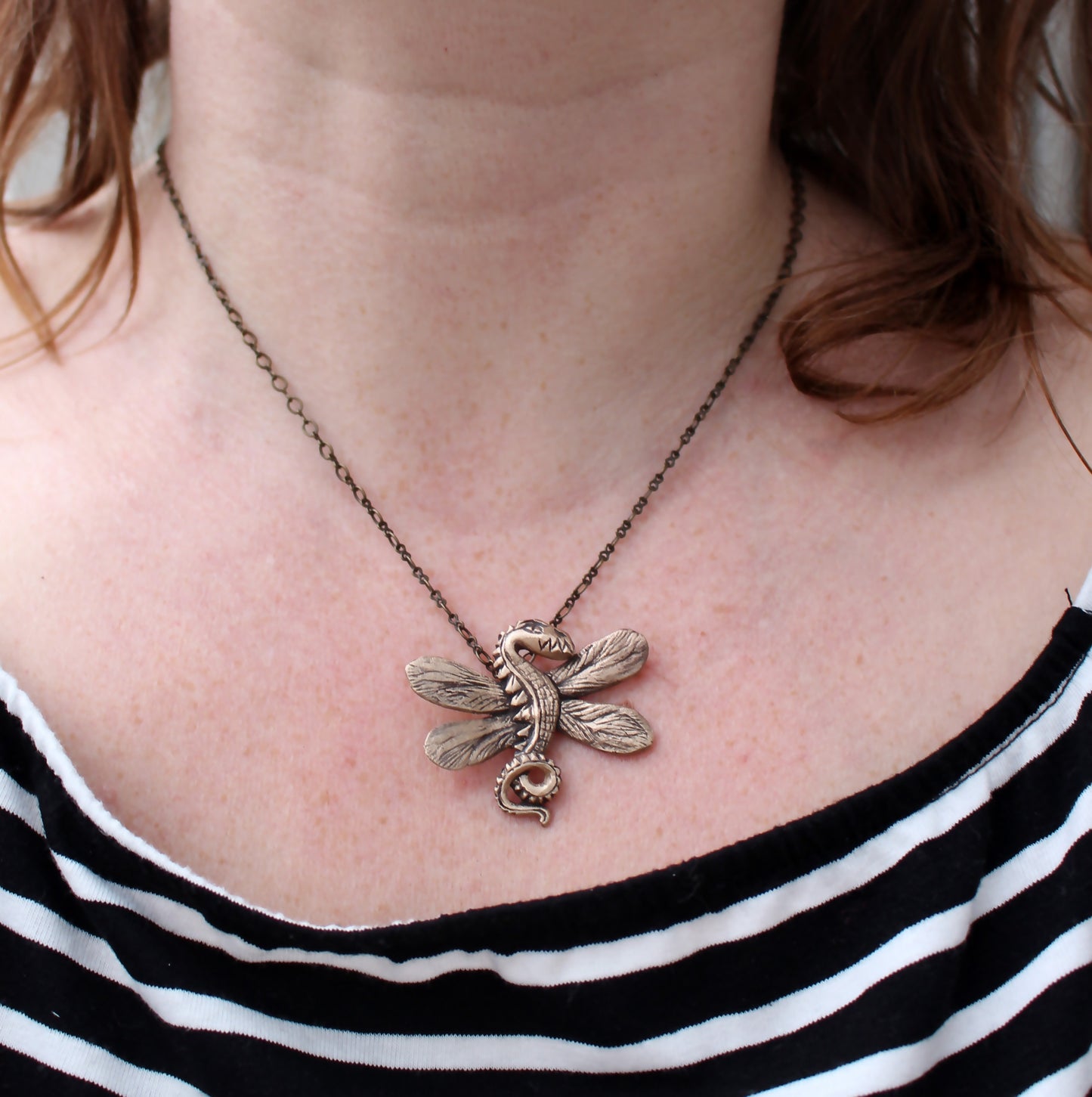 halsband med en miniatyrdrake som har trollslände vingar, handgjord i bronslera