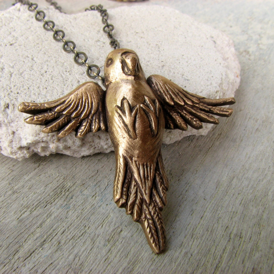 undulat fågel halsband skulpterat i brons