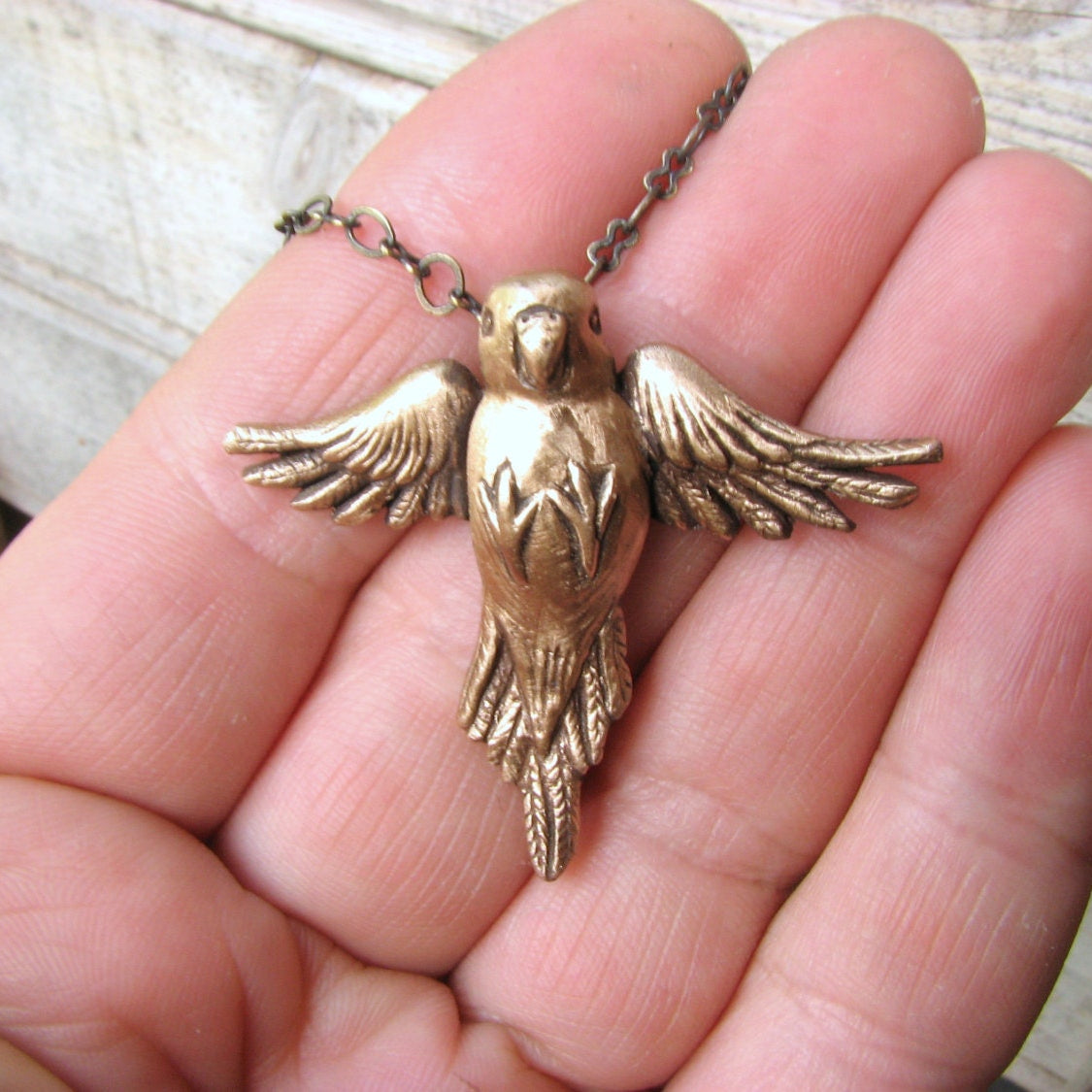 undulat fågel halsband skulpterat i brons