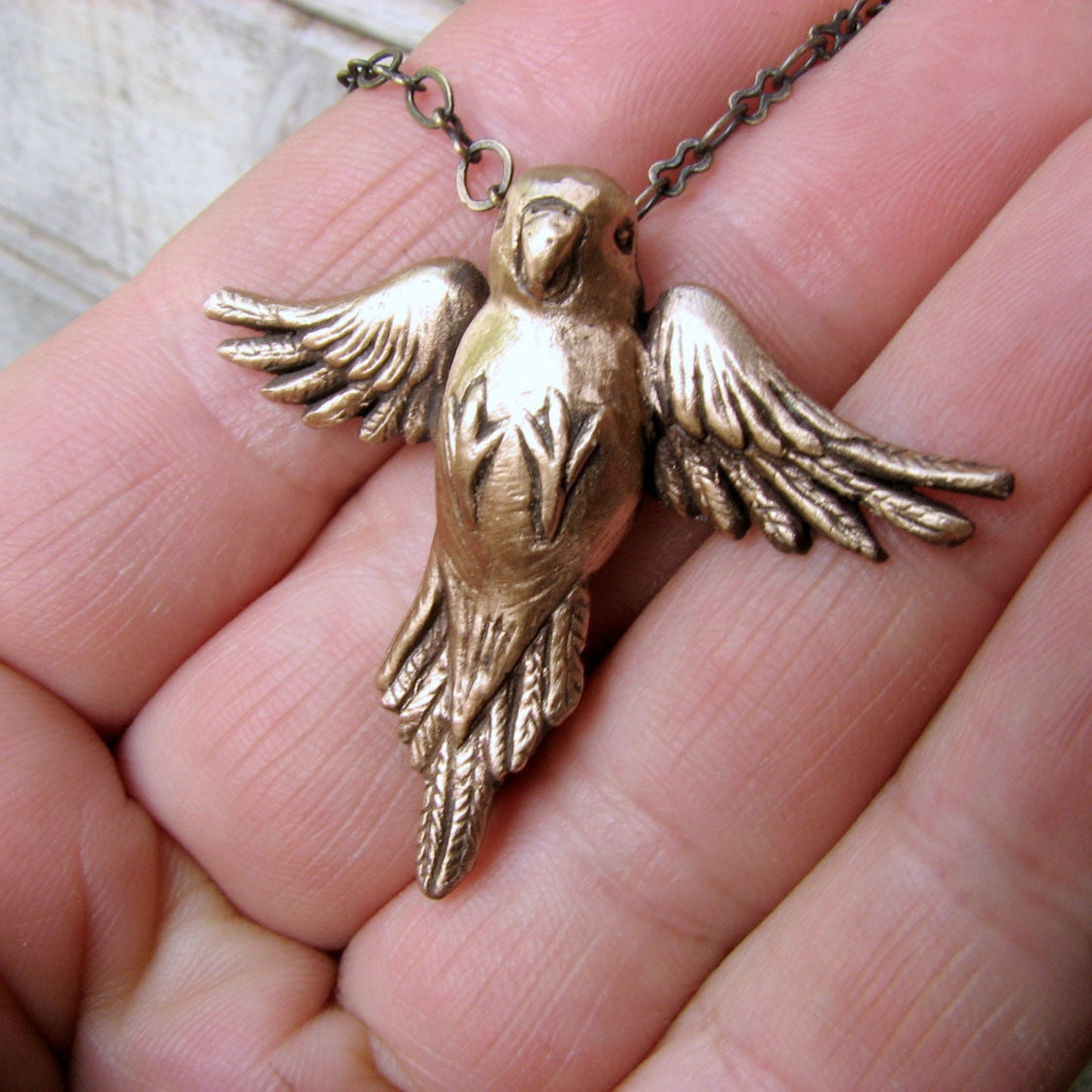 undulat fågel halsband skulpterat i brons