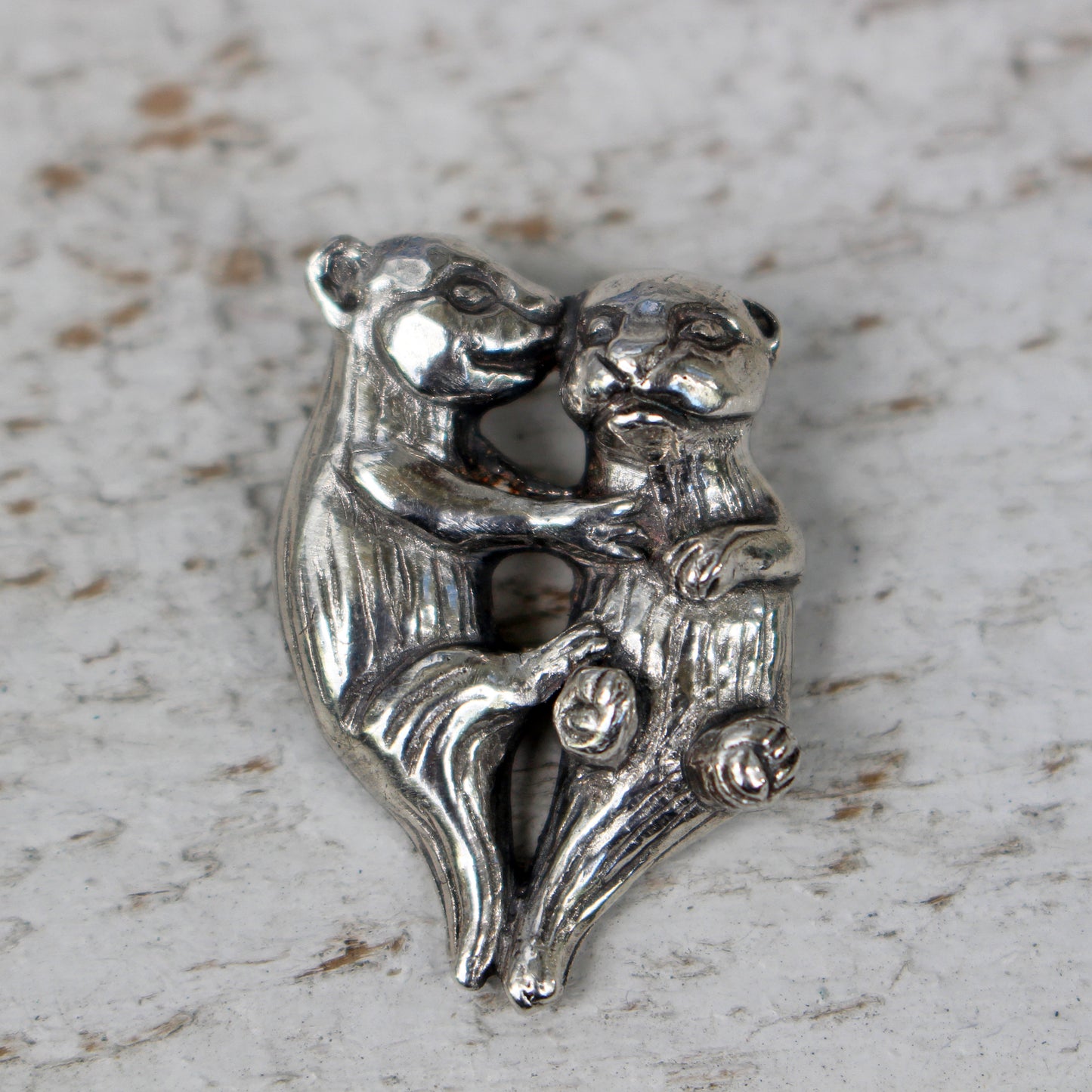 utterhalsband i silver, ett kärt utter par