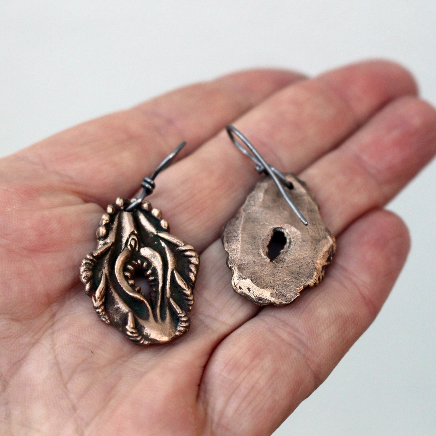 feminist tecken örhängen vagina dentata