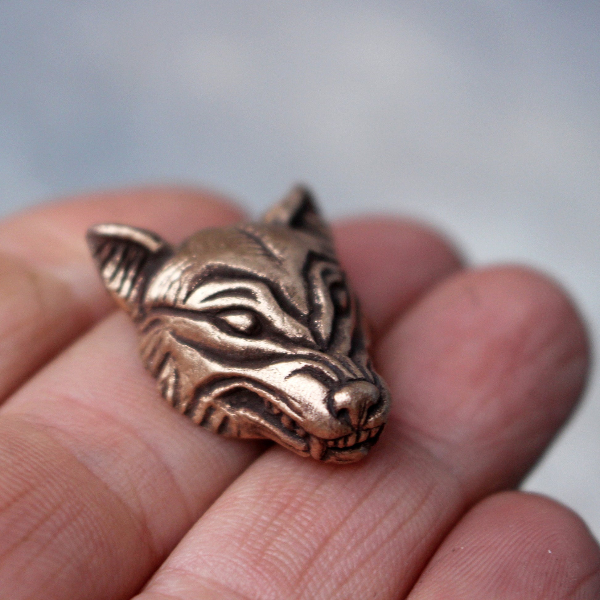 handgjort brons varghalsband