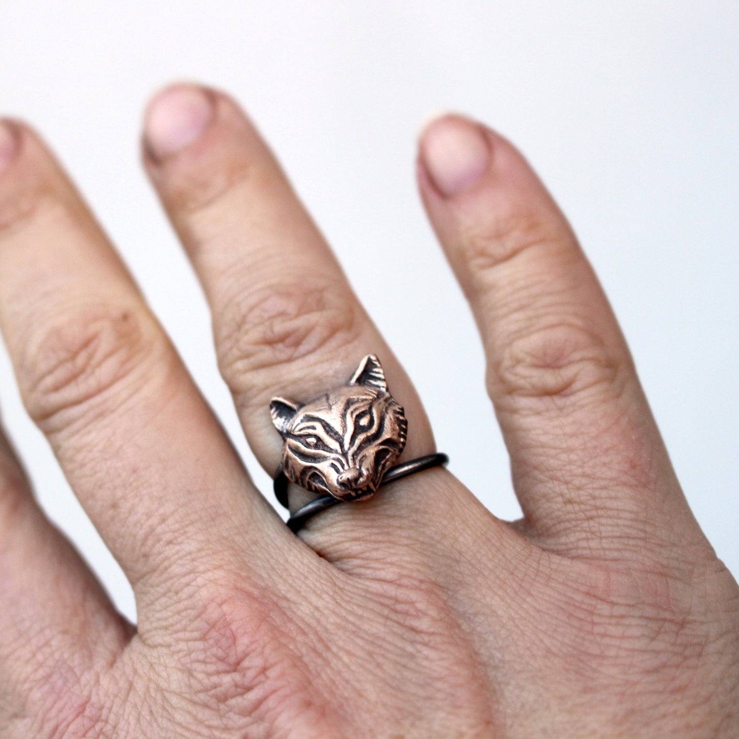 justerbar vargring i brons och stål