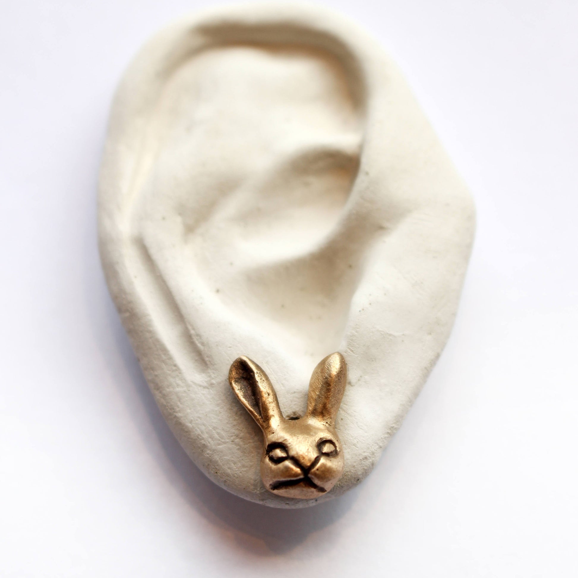 vitt keramik öra smyckesdisplay med kaninörhänge